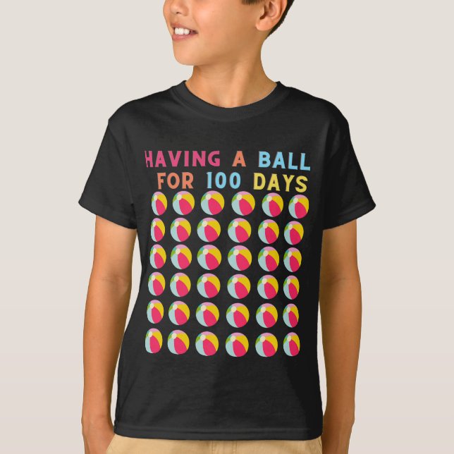 Camiseta 100º Dia de Engraçado na Escola tendo Uma Bola Por (Frente)