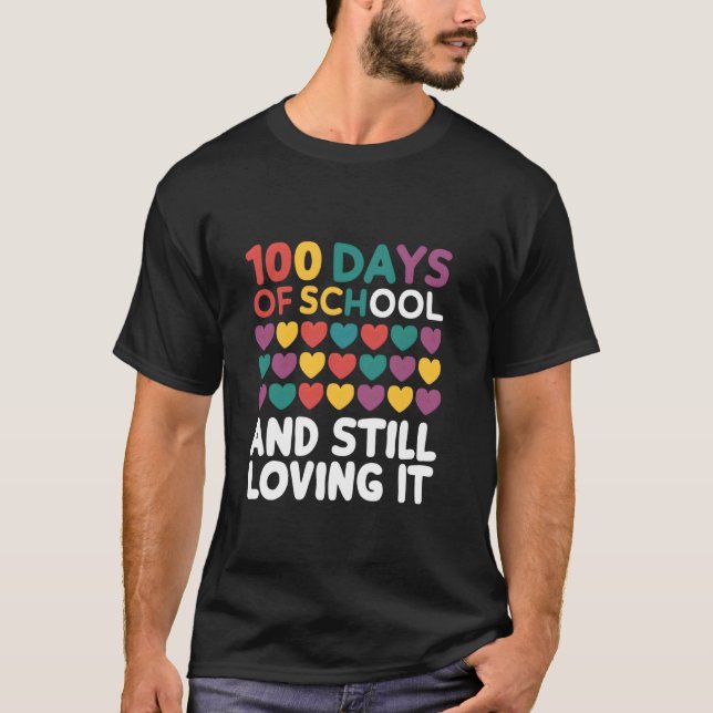 Camiseta 100º Dia de Escola e Ainda Amando 100 Arco-Íris (Frente)