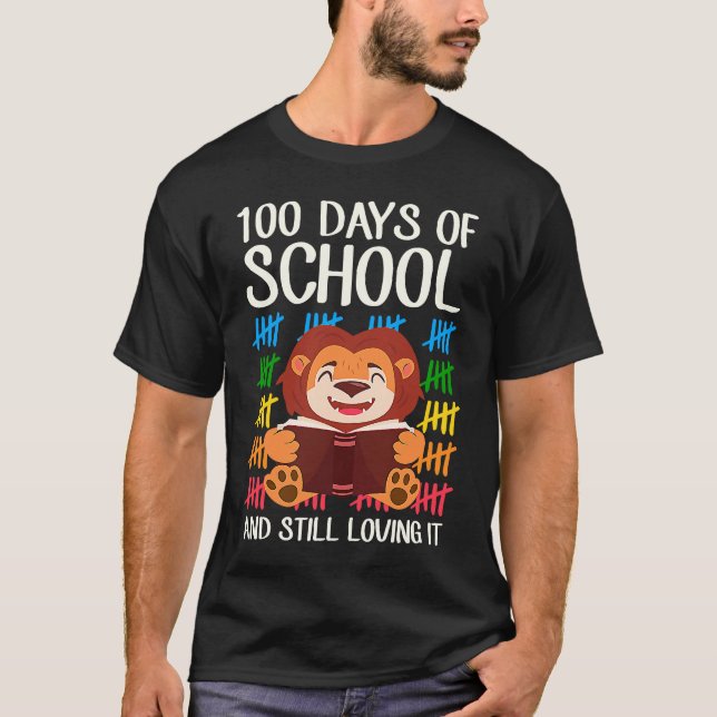 Camiseta 100 Days Of School And Still Loving It Reading Lio (Frente)