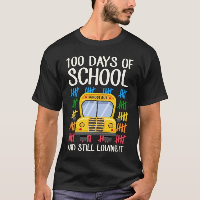 Camiseta 100 Days Of School And Still Loving It School Bus  (Frente)