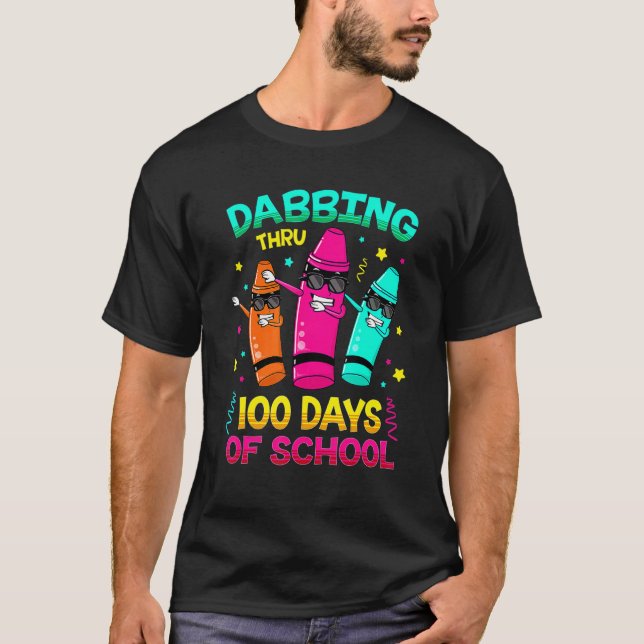 Camiseta 100 Days Smarter Dabbing Crayons Kids 100 Days Sch (Frente)