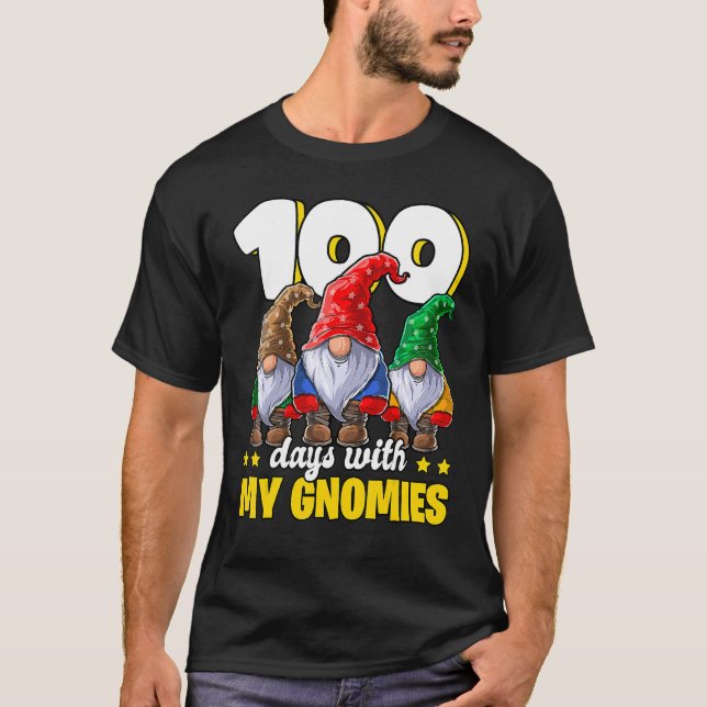 Camiseta 100 Days With My Gnomies Happy 100th Day Of School (Frente)