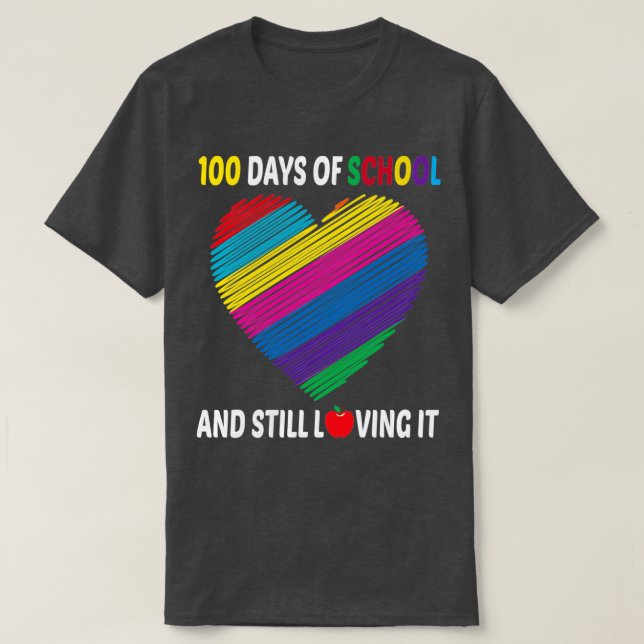 Camiseta 100 dias de escola e ainda a amando feliz primeiro (Frente do Design)