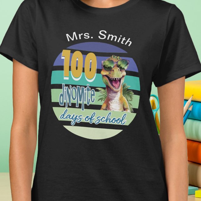 Camiseta 100 dias de professor de Dinossauro Escolar (Dinosaur 100 Days of School Celebration design for elementary school teachers, staff and students. )