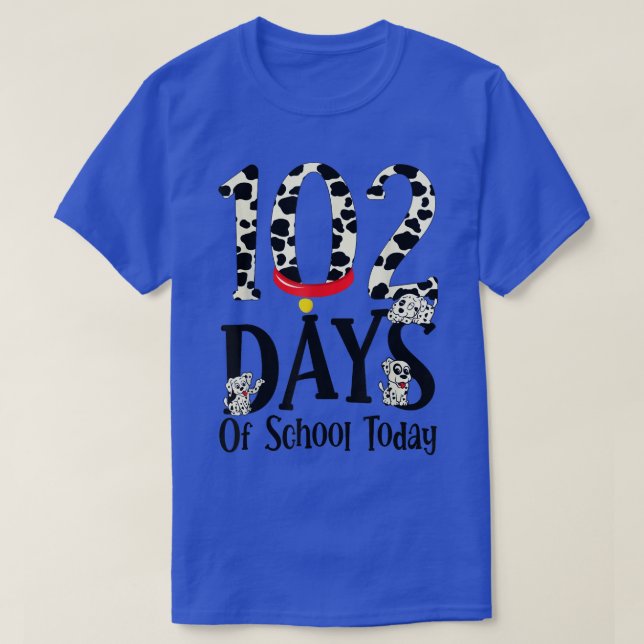 Camiseta 102 dias de escola hoje com o cão Dalmaciano em lí (Frente do Design)