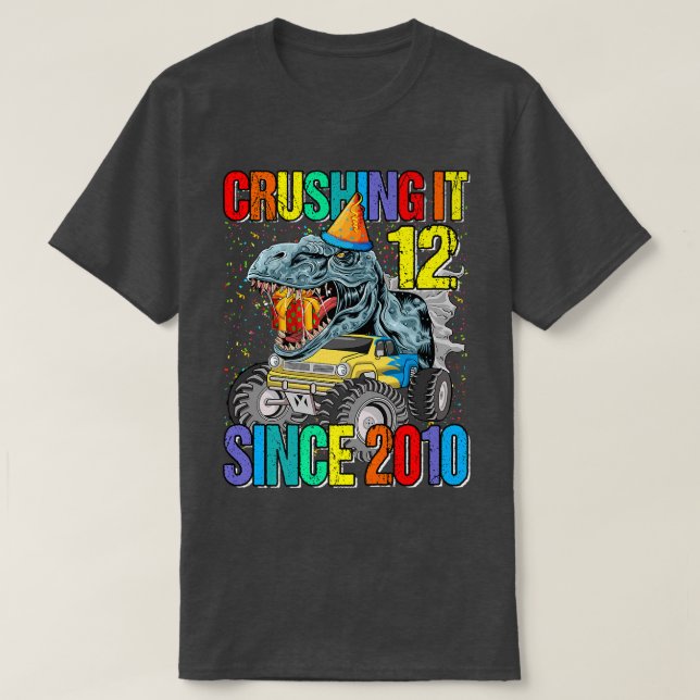 Camiseta 12 Crushing It Since 2010 Monster Truck Dinosaur  (Frente do Design)