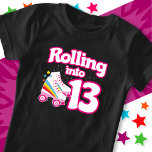 Camiseta 13 Birthday Roller Skating 13 Anos Antiga Skate<br><div class="desc">Este design de skate é perfeito para uma festa de patins ou tema de aniversário para uma garota de 13 anos. Se a aniversariante adora rodar o skate, ela vai adorar este design de skate! Apresenta uma citação de aniversário do estilo 'Rolling in 13' com um gráfico de skate de...</div>