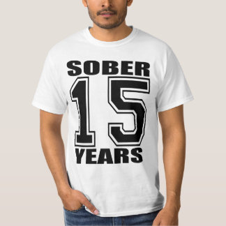 Camiseta 15 anos moderam o preto no branco