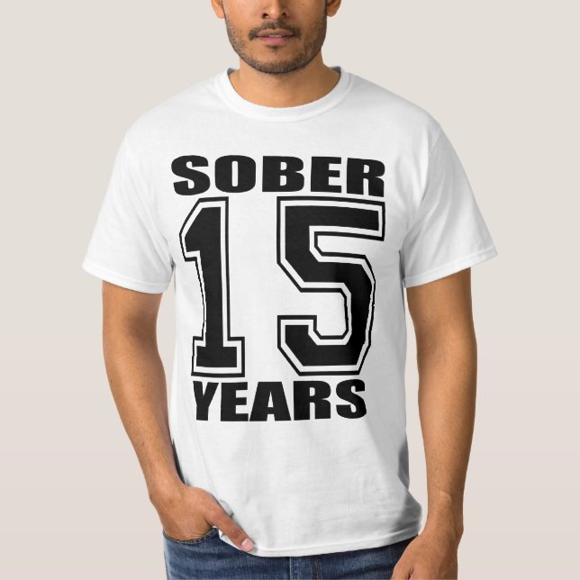 Camiseta 15 anos moderam o preto no branco (Frente)