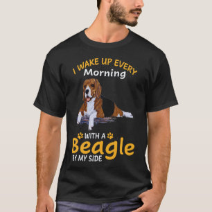Camiseta 17 Eu acordo todas as manhãs com um Beagle ao meu