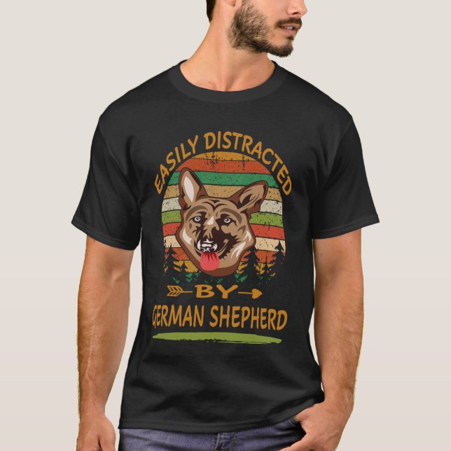 Camiseta 18 Facilmente Distraído Pelo Pastor Alemão (Frente)