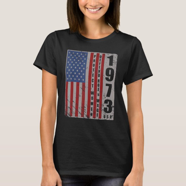 Camiseta 1973 Mulheres Que Protegem Bandeira Dos Eua Defend (Frente)