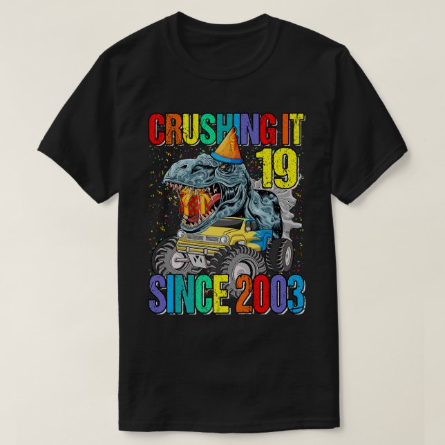 Camiseta 19 Crushing It Since 2003 Monster Truck Dinosaur  (Frente do Design)