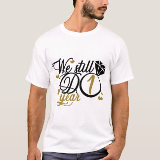 Camiseta 1 ano de aniversário. Ainda temos 1 ano.Casamento