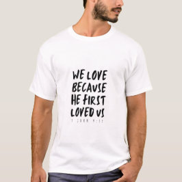Camiseta 1 John 4:19 Adoramos porque ele primeiro nos amou
