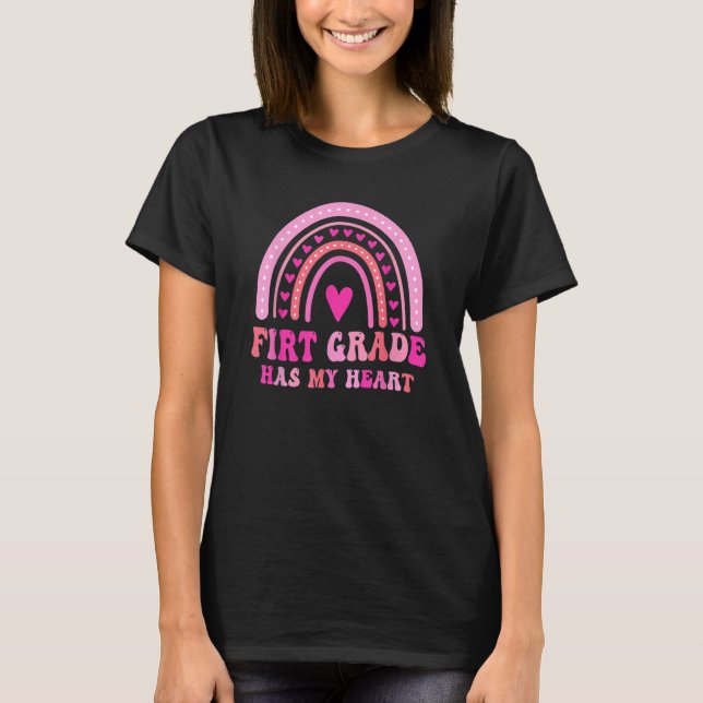 Camiseta 1st First Grade Has My Heart Rainbow Valentines Da (Frente)
