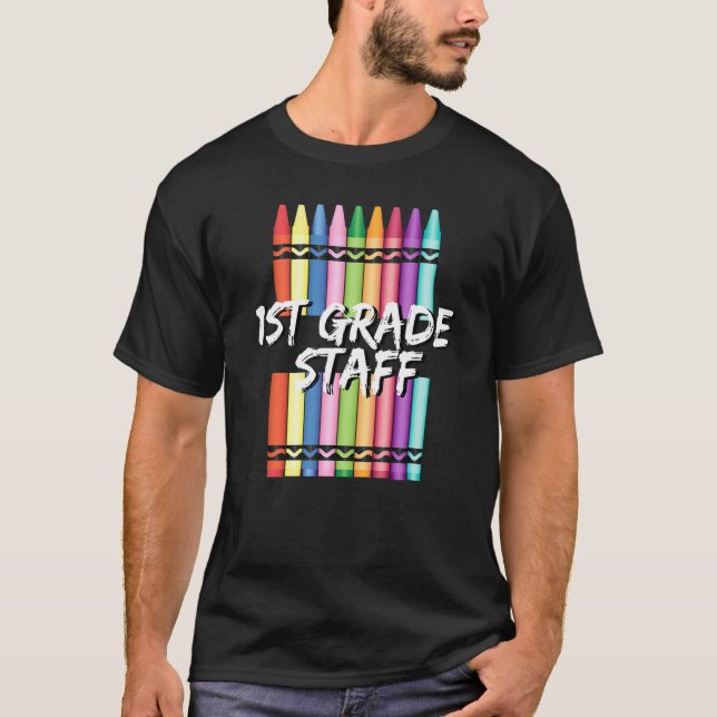 Camiseta 1st First Grade Staff Crayons (Frente)