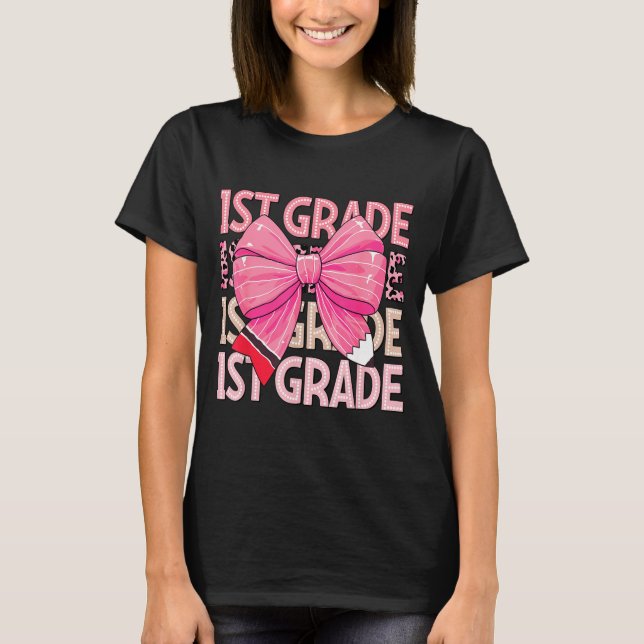 Camiseta 1st Grade Girl Dot Coquette Pencil Bow Pink Leopar (Frente)