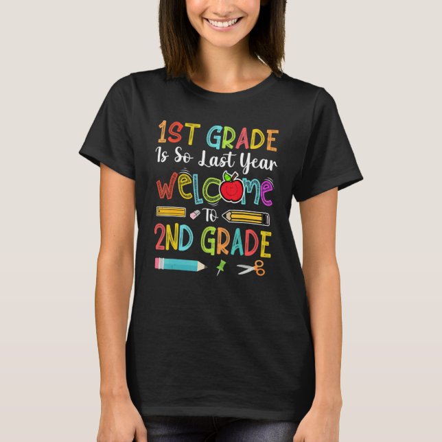 Camiseta 1st Grade Is So Last Year Welcome To 2nd Grade Tea (Frente)