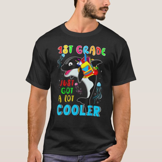 Camiseta 1st Grade Just Got A Lot Cooler Cute Orca Wearing  (Frente)