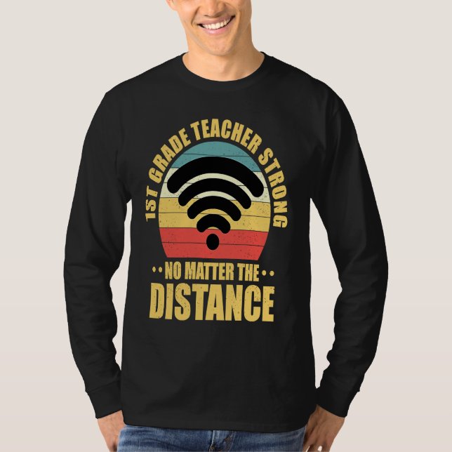 Camiseta 1st Grade Teacher Strong No Matter The Distance Re (Frente)