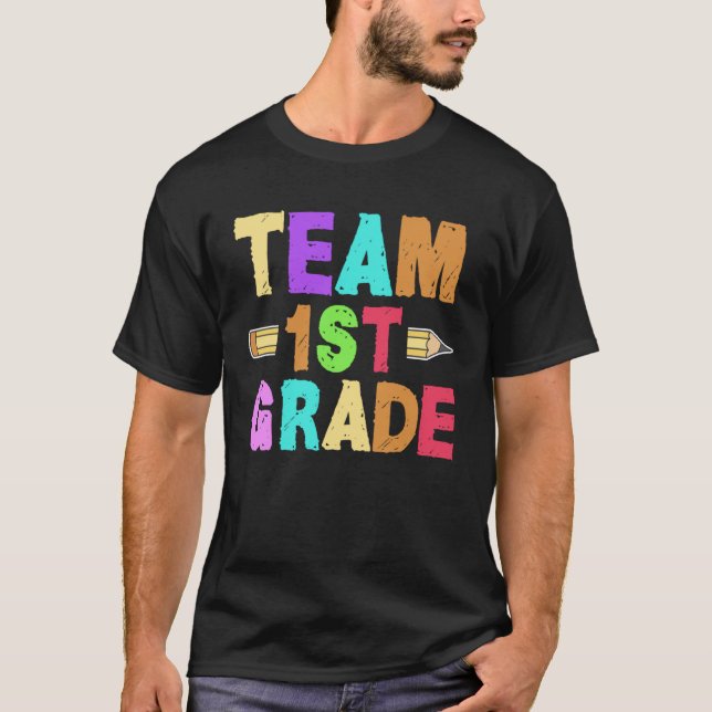 Camiseta 1st Grade Teacher Team Instructor Educator School  (Frente)