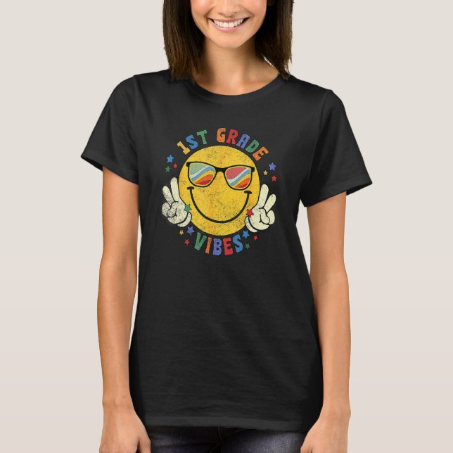 Camiseta 1st Grade Vibes Happy Face Smile Gift Back To Scho (Frente)