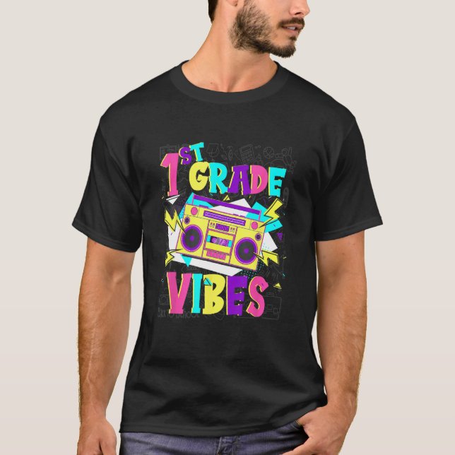 Camiseta 1st Grade Vibes Stereo Student Teacher Back To Sch (Frente)