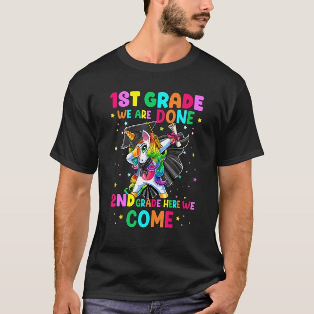 Camiseta 1st Grade We Are Done 2nd Grade Here We Come Unico (Frente)