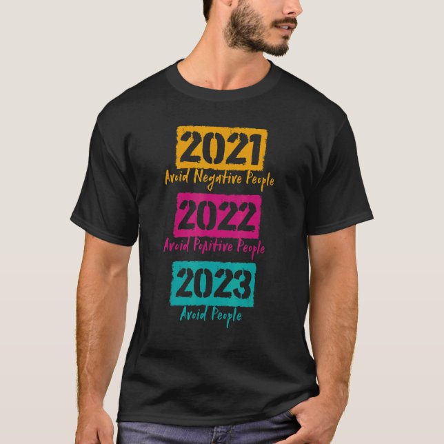 Camiseta 2021 Evite Pessoas Negativas 2022 Pessoas Positiva (Frente)