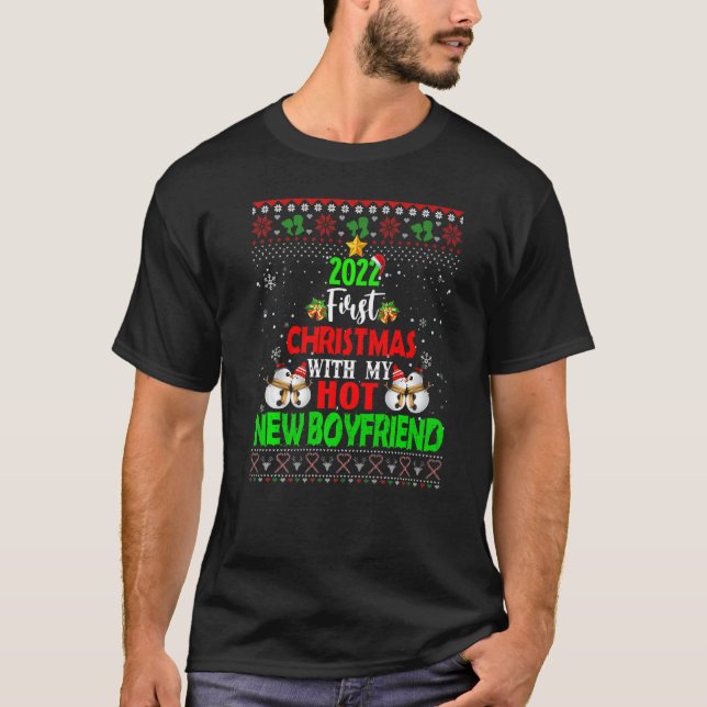 Camiseta 2022 First Christmas With My Hot new boyfriend Ugl (Frente)