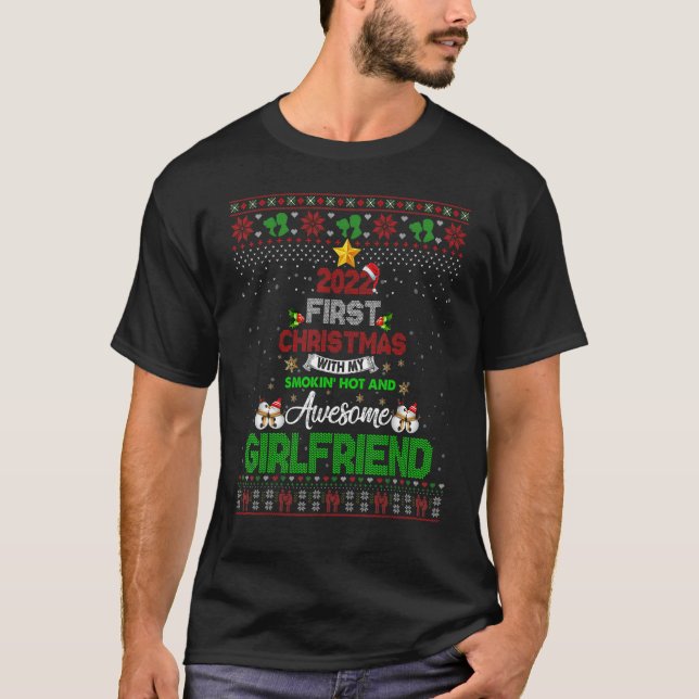 Camiseta 2022 First Christmas With My Smokin Hot And Girlfr (Frente)