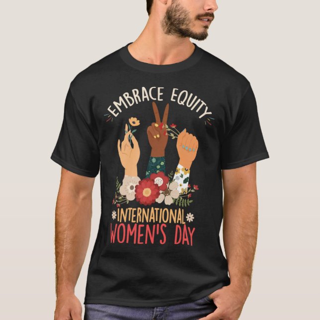 Camiseta 2023 International Women s Day Embrace Equity IWD (Frente)