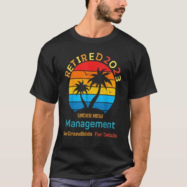 Camiseta 2023 Retired Under New Management See Grandkids    (Frente)