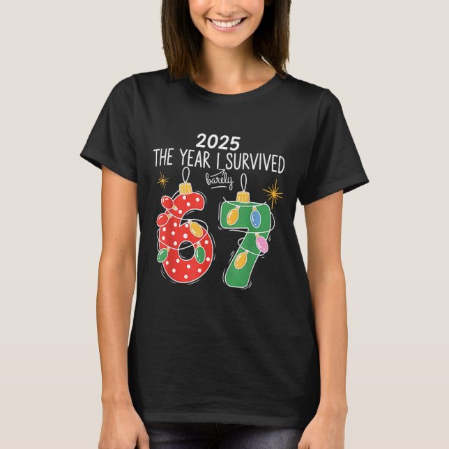 Camiseta 2025 The Year I Survived Barely 67 Lights Christma (Frente)