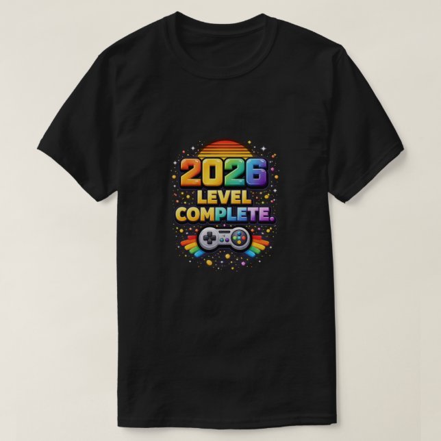 Camiseta 2026: Level Complete | Retro Gaming Evolution (Frente do Design)