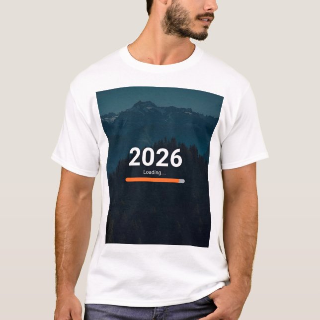 Camiseta 2026 Loading… Almost Ready Funny New Year (Frente)