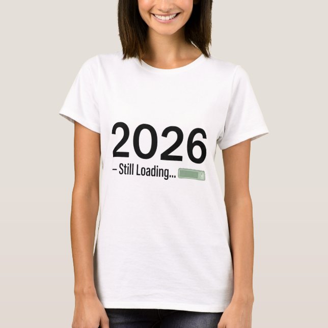 Camiseta 2026: Still Loading – The Ultimate Tech-Humor New  (Frente)