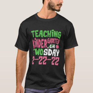 Camiseta 22-22-2022 Ensino Do Jardim De Infância Sobre Mat