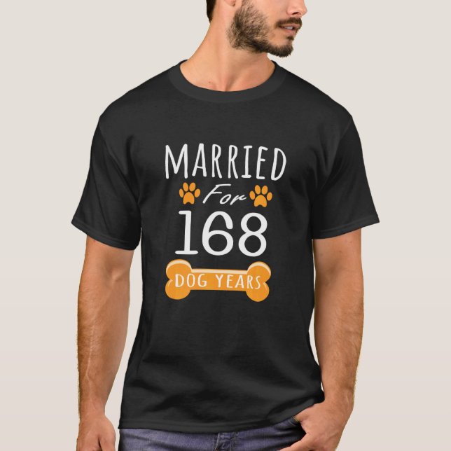 Camiseta 24º Aniversário Engraçado Casado Por 168 Cães Anos (Frente)
