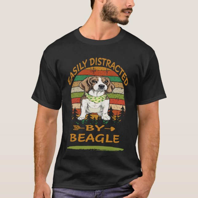 Camiseta 26 Facilmente Distraído Pelo Beagle (Frente)