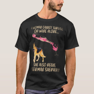 Camiseta 26 Uma Mulher Não Pode Sobreviver Só Com Vinho Ela