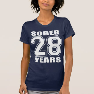 Camiseta 28 ANOS moderam o branco na obscuridade