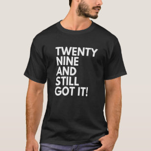Camiseta 29 anos de idade e ainda o tinha 29 e 29
