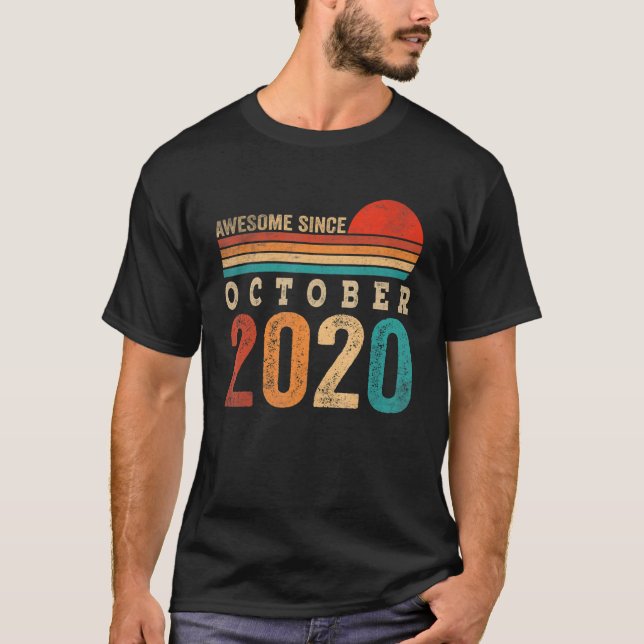 Camiseta 2 anos de idade incrível desde outubro de 2020, se (Frente)