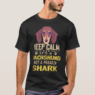 Camiseta 2 Mantenha a Calma É um Dachshund Não um Tubarão d