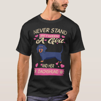 Camiseta 2 Nunca Fique Entre Uma Garota E Seu Dachshund