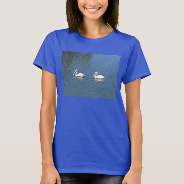 Camiseta 2 pelicanos brancos em t-shirt azul (Frente)