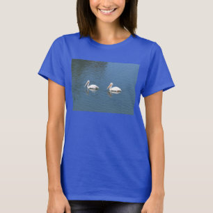 Camiseta 2 pelicanos brancos no t-shirt azul