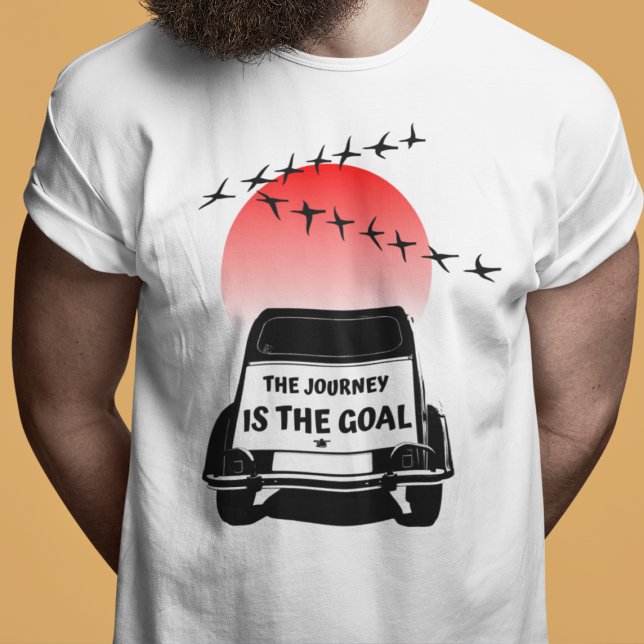 Camiseta 2CV Oldtimer Sunset - A jornada é o objetivo (2CV T-Shirt in White with a Red Sunset and Birds Illustration)